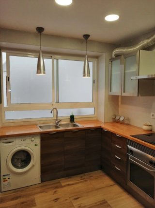 Amplia Habitación para Chica en piso compartido.