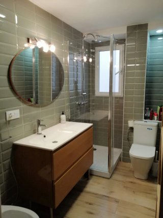 Amplia Habitación para Chica en piso compartido.
