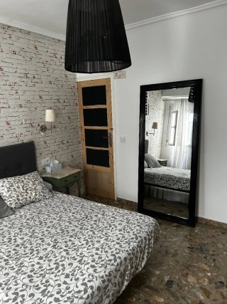 Amplia Habitación para Chica en piso compartido.