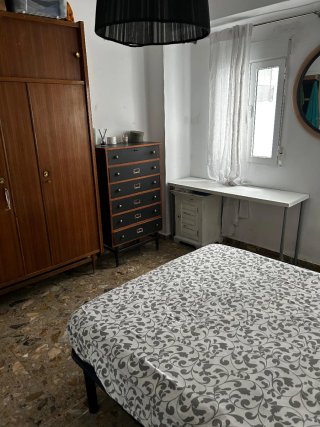 Amplia Habitación para Chica en piso compartido.
