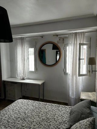 Amplia Habitación para Chica en piso compartido.