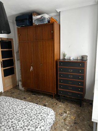 Amplia Habitación para Chica en piso compartido.