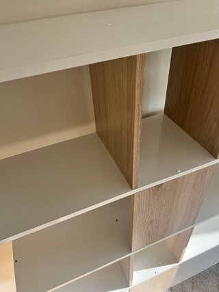 Estantería moderna asimétrica blanca y madera