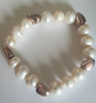 Pulsera Perlas Agua Dulce y Detalle Dorado