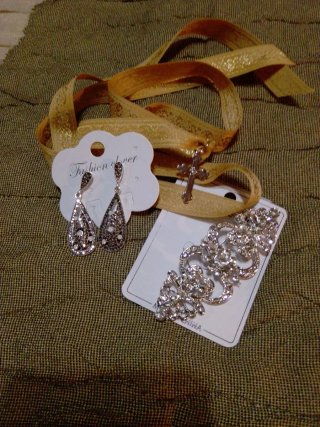 Set di gioielli con croce, orecchini e spilla