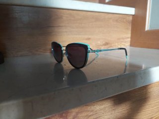 Gafas de sol negras y turquesa