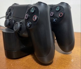 PS4 500GB + 2 Mandos + Cargador Sony