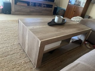 Mesa de centro de madera contrachapado