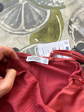 Vestido rojo talla S con etiqueta valorado en 22€