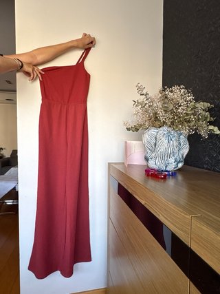 Vestido rojo talla S con etiqueta valorado en 22€