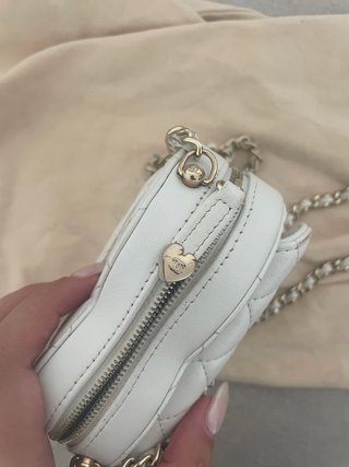 Borsa a mano a forma di cuore Chanel bianco e dorato