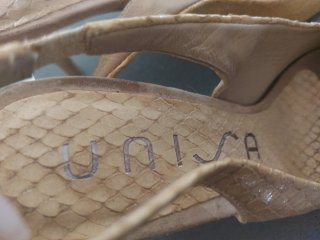 Sandalias Unisa Piel Beige grabada  de Tacón.