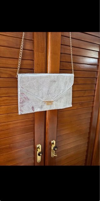 Bolso de mano plateado con cadena