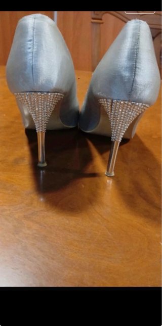 Zapatos de tacón plateados con pedrería