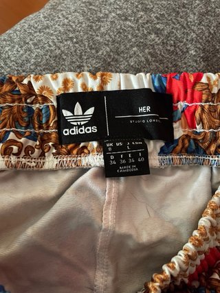 Pantalón corto Adidas estampado floral