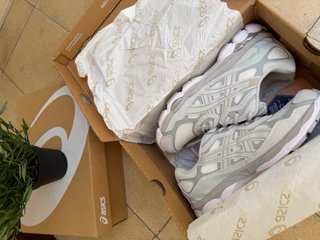 Zapatillas Asics grises y blancas
