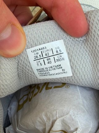 Zapatillas Asics grises y blancas