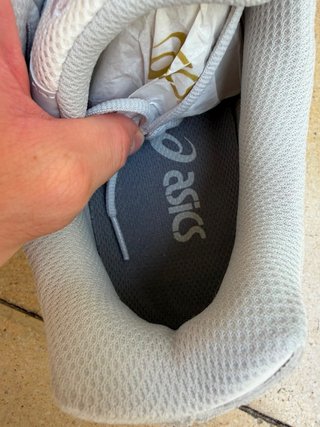 Zapatillas Asics grises y blancas