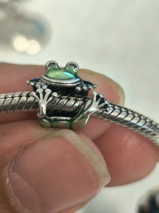 Charm Pandora Rana Esmaltada