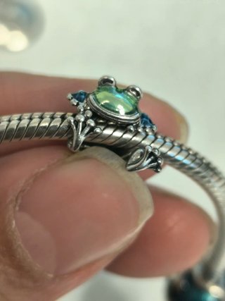 Charm Pandora Rana Esmaltada