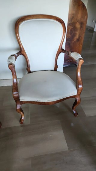Butaca madera tapizada con reposabrazos