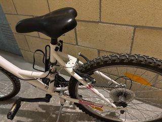 Bicicleta infantil blanca y rosa