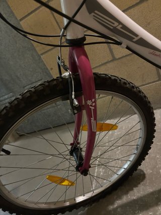 Bicicleta infantil blanca y rosa