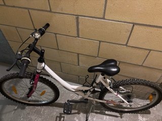 Bicicleta infantil blanca y rosa