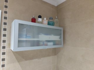 Muebles de baño plateados y blancos