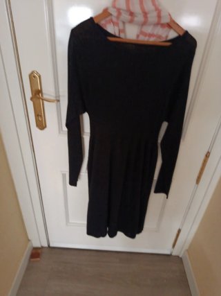 Vestido negro con pañuelo estampado  Punto Roma