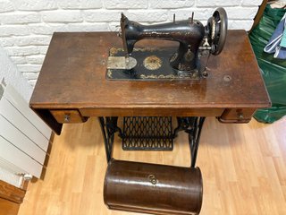Máquina de coser SINGER antigua con mueble
