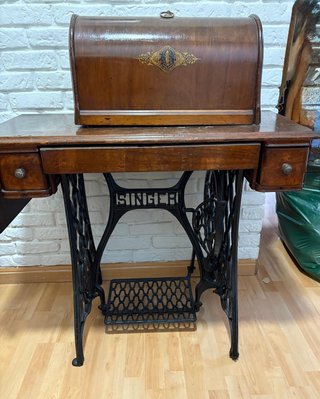Máquina de coser SINGER antigua con mueble