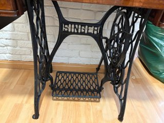 Máquina de coser SINGER antigua con mueble