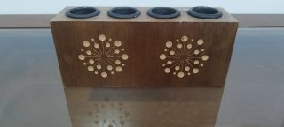 Portavelas de madera con diseño floral