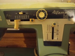 Máquina de coser Alfa antigua