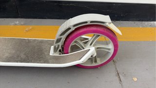 Patinete blanco con ruedas rosas