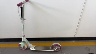 Patinete blanco con ruedas rosas
