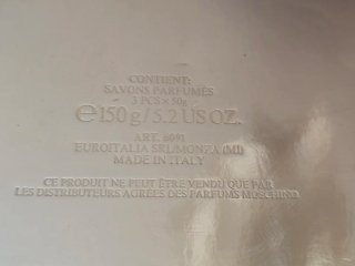 Estuche Moschino Corazón Dorado y Rosa