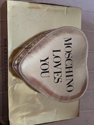 Estuche Moschino Corazón Dorado y Rosa