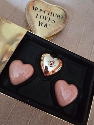 Estuche Moschino Corazón Dorado y Rosa
