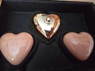 Estuche Moschino Corazón Dorado y Rosa