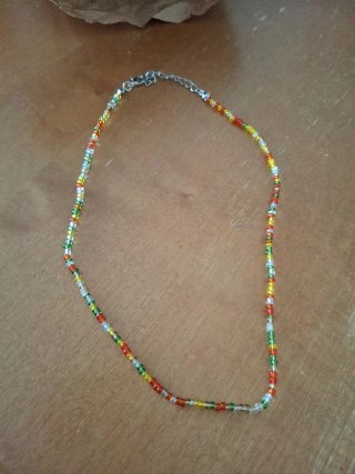 Collana con perline colorate