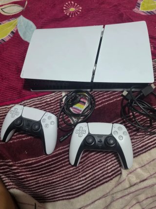 PlayStation 5 825GB con due controller