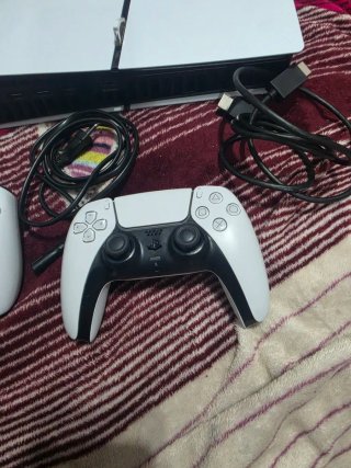 PlayStation 5 825GB con due controller