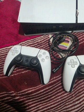PlayStation 5 825GB con due controller
