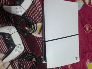 PlayStation 5 825GB con due controller