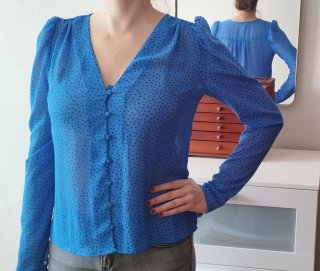 Blusa de MANGO azul con topos negros