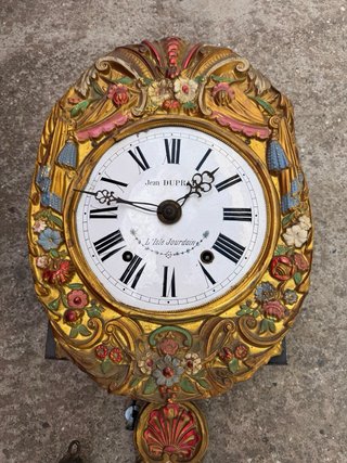 Reloj de pared antiguo decorado