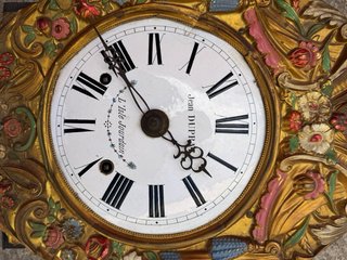 Reloj de pared antiguo decorado