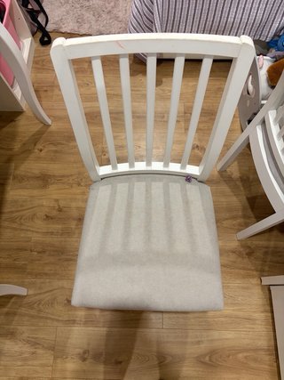 Mesa blanca con 4 sillas, precio negociable